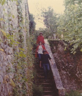 Le jardin de sa maison de Château-Landon, avec le mur sur la ruelle... Derrière Maurice, ma compagne Viviane, et Malène, la compagne de Maurice durant 18 ans