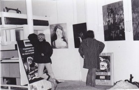 Camouflée sous son bonnet, Isabelle Plume à l’entrée de la Murisserie ; aux murs, les peintures d’Aline Chertier, compagne d’Alain Meilland