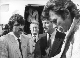 2e visite de Jack Lang en 1985, avec Johnny Hallyday au pied de l'avion (photo Émile Sineau)