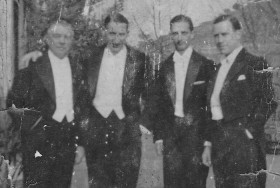 Le nabab, droite cadre, avec quelques copains de l'époque (1938)
